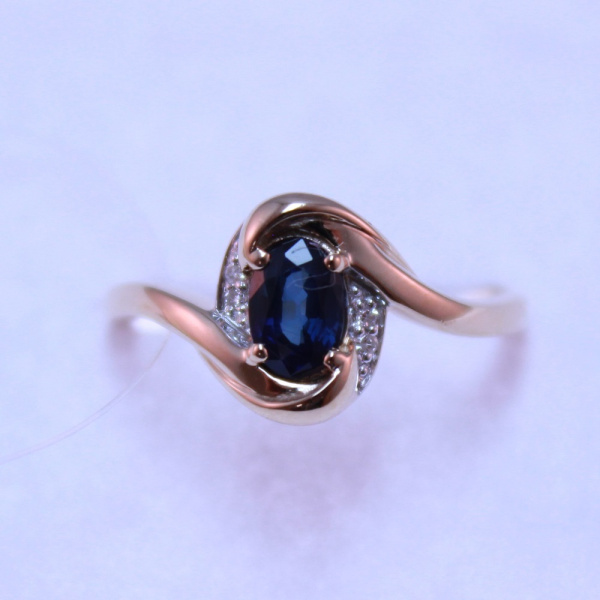 Кольцо из красного золота с сапфиром и бриллиантами